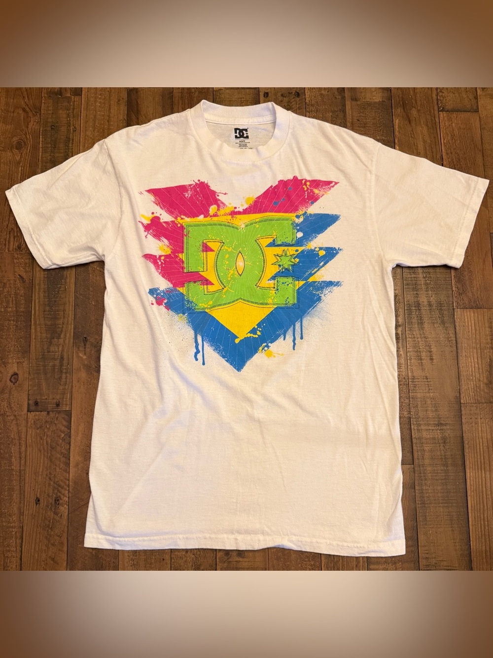 DC Shoes Graphic T-Shirt – Men’s Medium – White – Colorful Streetwear Skate Tee